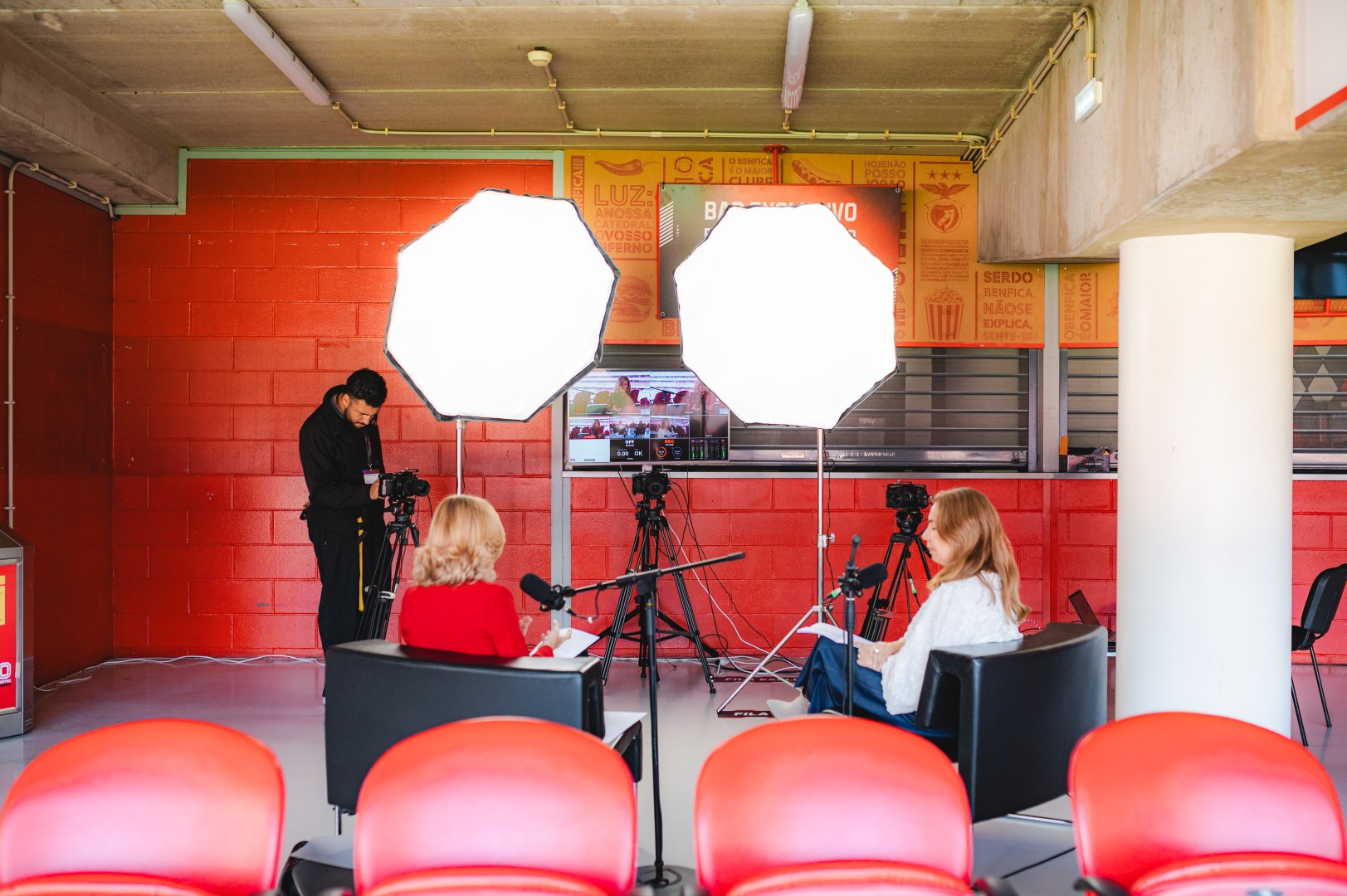 Transmissão ao vivo com equipe técnica